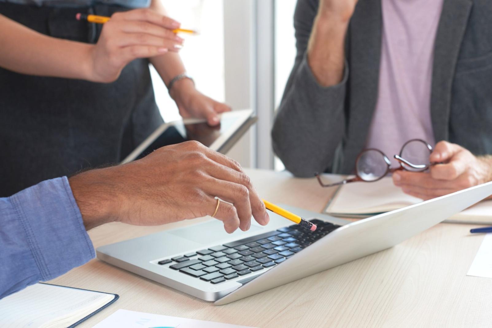Équipe d'experts conareluthivsa analysant des données financières